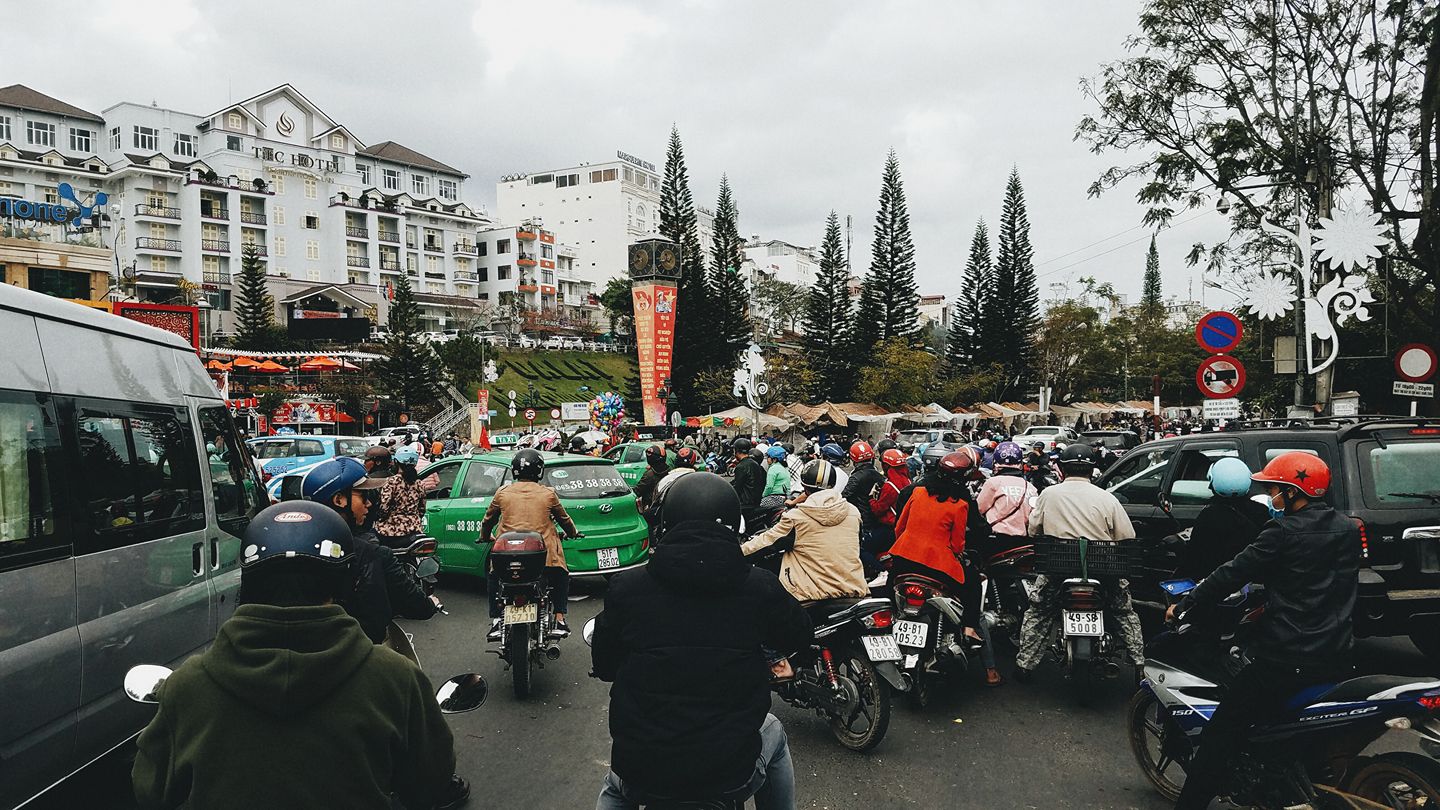 Hàng ngàn ôtô và xe máy lưu thông cùng lúc trong thành phố dẫn đến tình trạng ùn ứ, các phương tiện rơi vào cảnh "nhích từng chút một". Ảnh: Nguyễn Tâm
