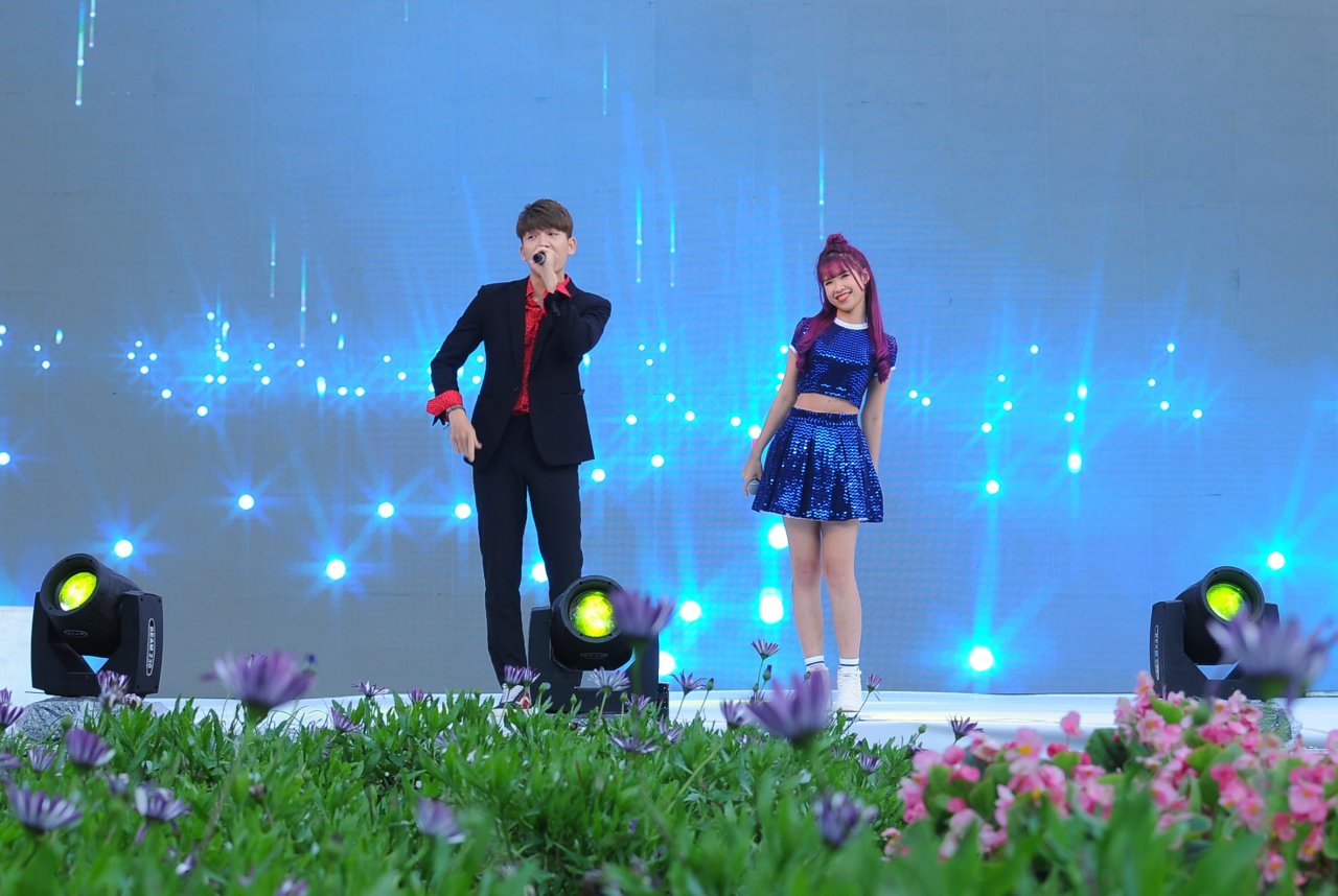 Ca sĩ Khởi My và Kelvin Khánh biểu diễn tại sân khấu chương trình - Ảnh: LÂM THIÊN