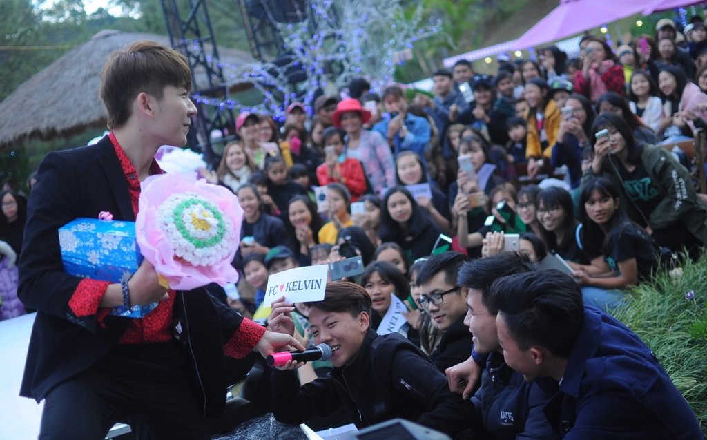 Không chỉ các fan nữ, các nam thanh niên cũng rất hâm mộ ca sỹ trẻ Kelvin Khánh - Ảnh: LÂM THIÊN