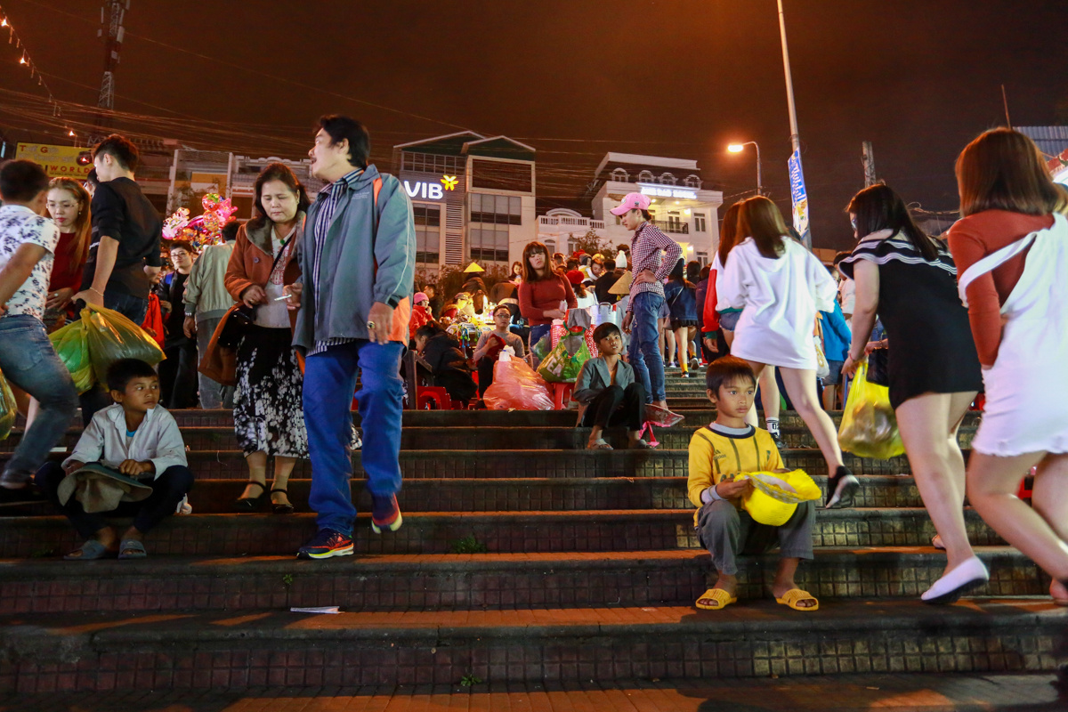 Có hơn 20 người ăn xin tập trung tại cầu thang và dọc vỉa hè đường Lê Đại Hành và Nguyễn Thị Minh Khai dẫn vào chợ Đà Lạt. 