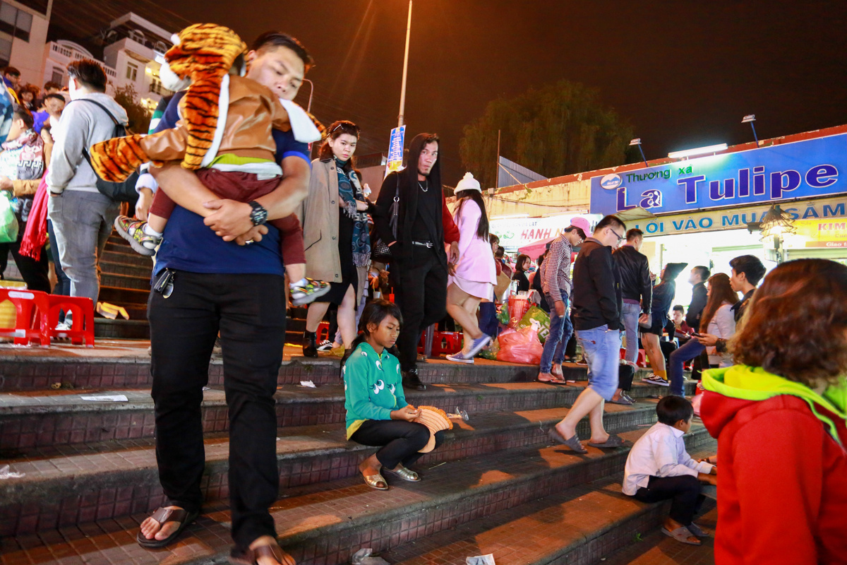 Những đứa trẻ ăn xin ngồi ngay lối cầu thang lên xuống chợ Đà Lạt để du khách rủ lòng thương. 