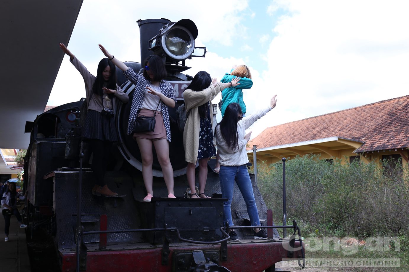 Nhóm du khách Trung Quốc tạo dáng trên đầu máy xe lửa