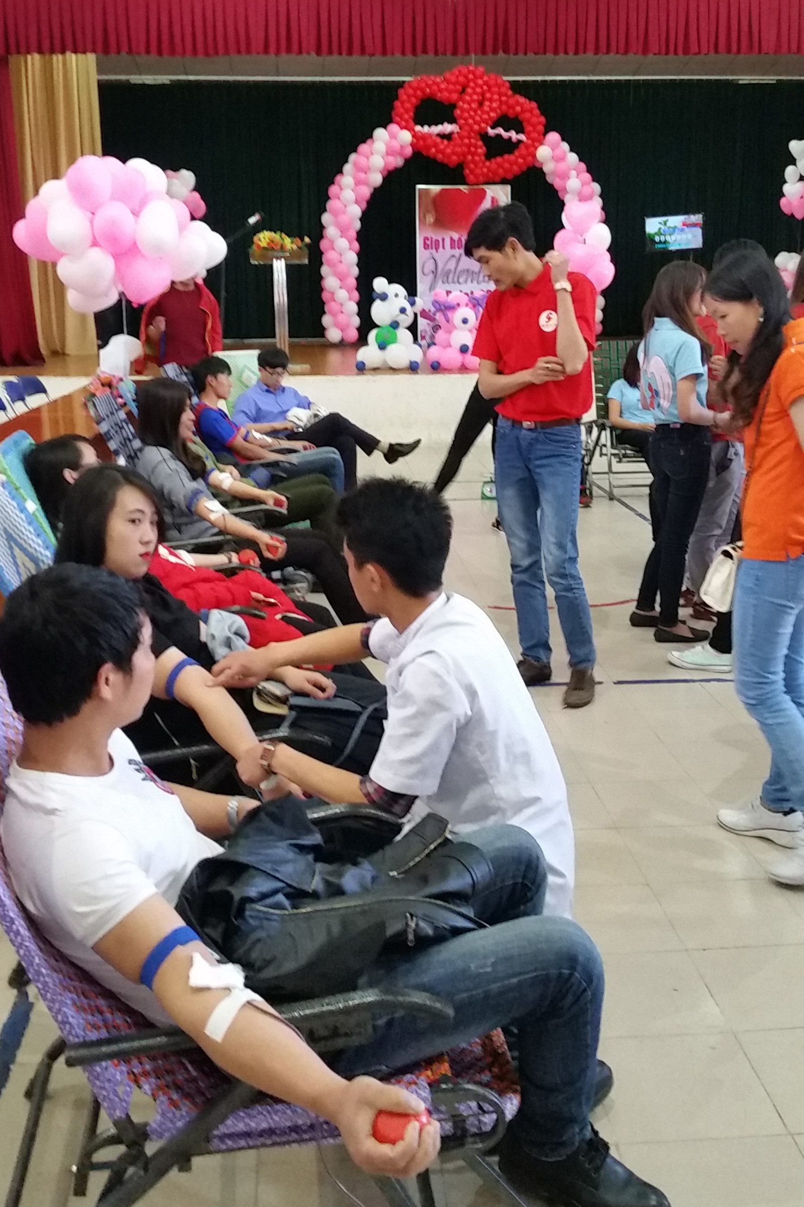 Nhiều bạn trẻ tình nguyện hiến máu "Giọt hồng Valentine" - Lâm Viên