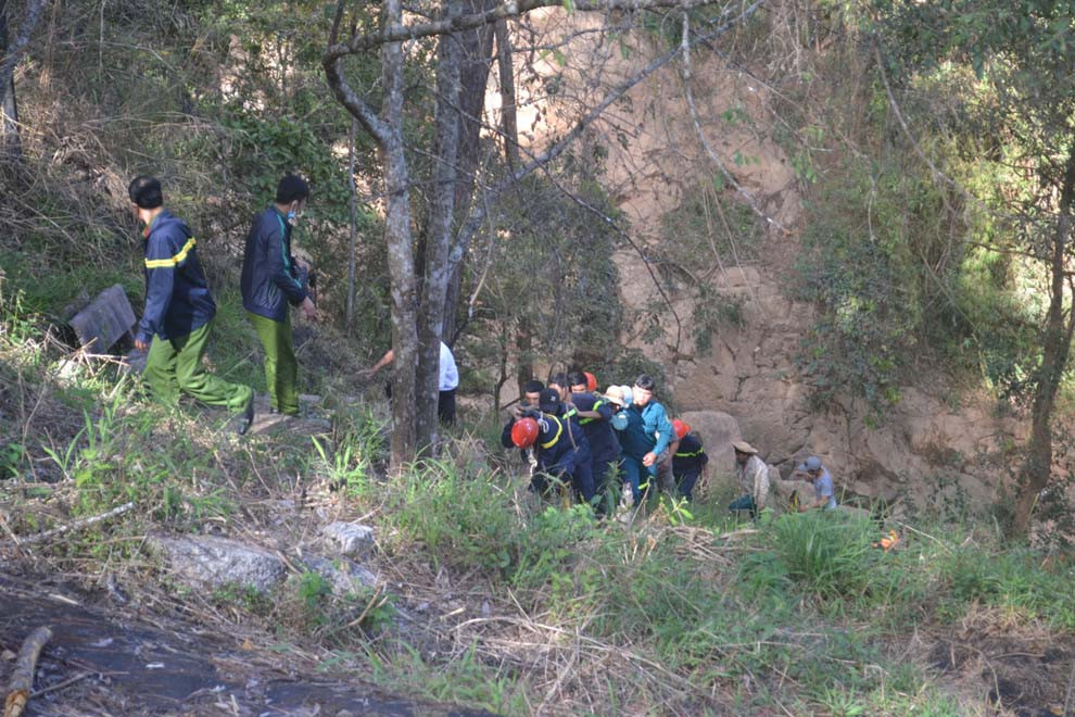 Đưa thi thể nạn nhân ra khỏi khu vực thác Hang Cọp Ảnh: Gia Bình
