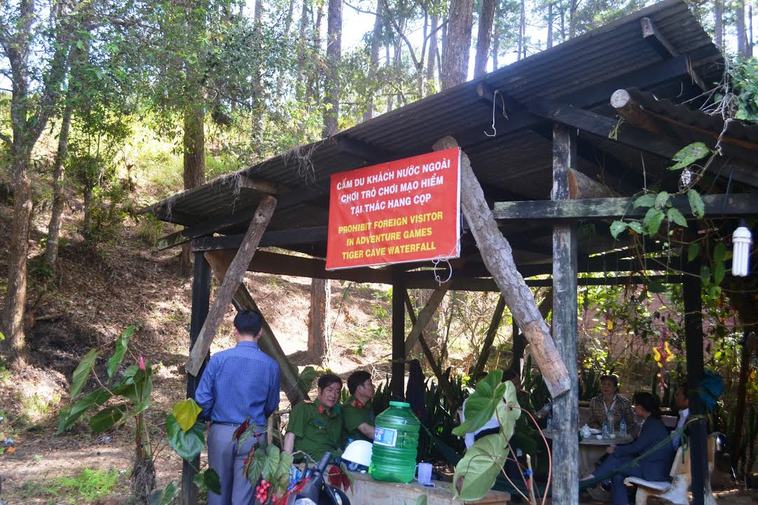 Bảng cấm du khách nước ngoài chơi trò chơi mạo hiểm tại thác Hang Cọp Ảnh: Gia Bình