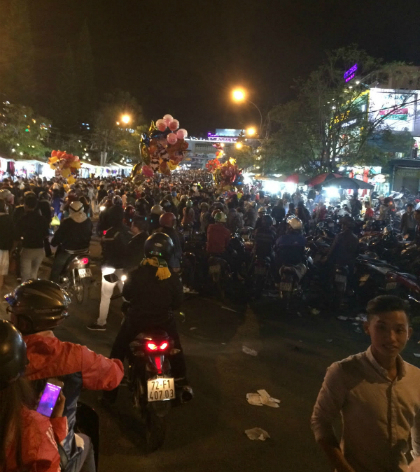21h ngày 1/2 (mùng 5 Tết), chợ đêm Đà Lạt vẫn đông nghẹt người dân và du khách qua lại. Ảnh: Trung Hiếu.