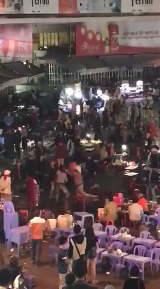 Cảnh đánh nhau loạn xạ khiến khu vực chợ đêm Đà Lạt trở nên hỗn loạn - (Ảnh cắt từ video clip).