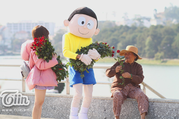Đó là hình ảnh nhân vật hoạt hình Nobita đến nhiều con đường ở Đà Lạt trao tận tay những bông hồng thắm đến chị em nhân ngày Quốc tế Phụ nữ.