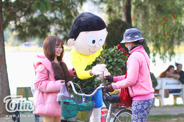 Với nhân vật Nobita, nhóm còn truyền hy vọng truyền niềm tin tới khách du lịch khi đến với thành phố Đà Lạt. Tiến giải thích, do gần đây ở thành phố xuất hiện nhiều nhân vật hoạt hình để du khách chụp hình cùng sau đó thu phí khoảng 20 nghìn đồng/người.