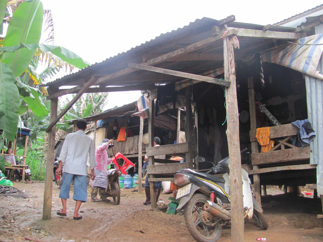 Những ngôi nhà tạm bợ của các hộ trong xóm làng chài bên lòng thủy điện Đại Ninh (Ninh Gia, Đức Trọng)