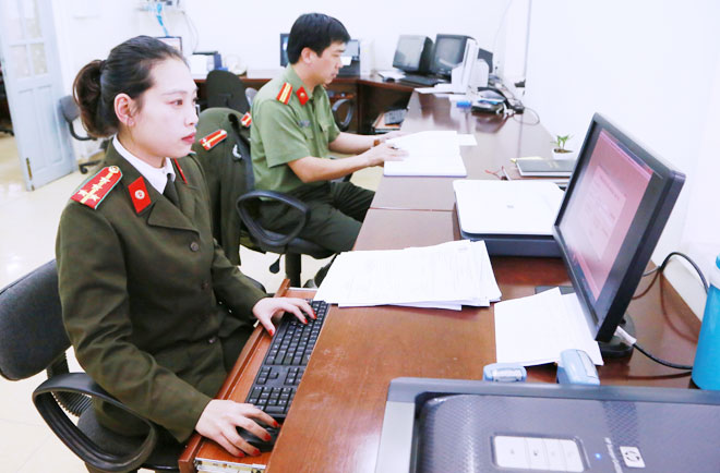 Phòng Cảnh sát QLXNC Công an tỉnh Lâm Đồng kiểm tra việc đăng ký lưu trú cho khách qua mạng internet.