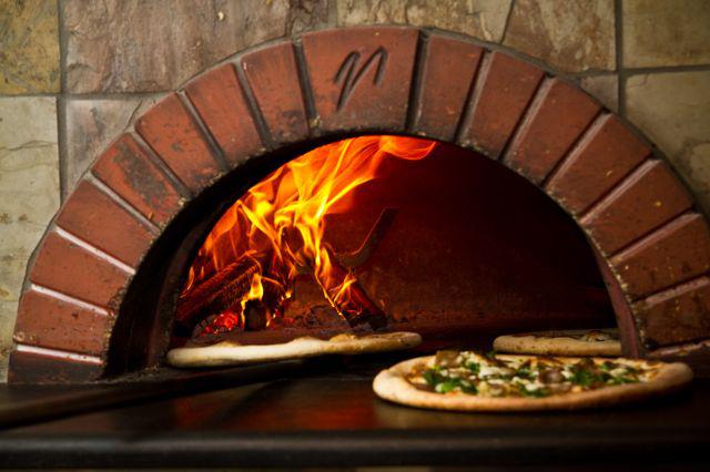 Nếu bạn là một người cuồng món ăn mang tên Pizza này thì chắc chắn rằng một món ăn được nướng bằng lò than sẽ khiến bạn phải mủi lòng.