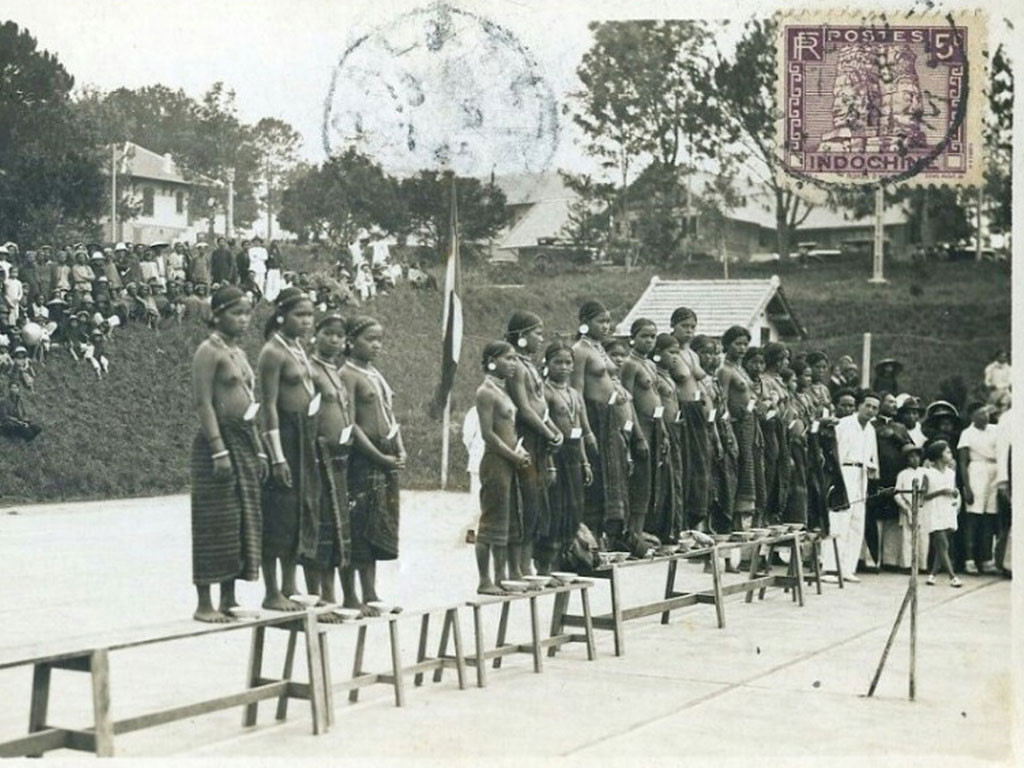 Hình cuộc thi hoa hậu trên tấm bưu thiếp đóng dấu năm 1935