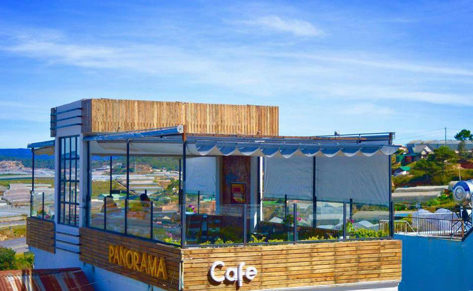 Cafe PANORAMA Đà Lạt nằm ngay bên tay trái vòng xoay đi 723 Trại Mát. Với khung cảnh khá hữu tình và thơ mộng cho những trái tim mơ mộng.