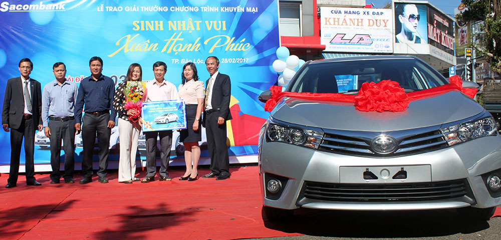 Đại diện Ngân hàng TMCP Sài Gòn Thương Tín Sacombank trao giải đặc biệt là một chiếc xe hơi hiệu Toyota trị giá 750 triệu đồng cho ông Nguyễn Đăng Khoa - khách hàng may mắn