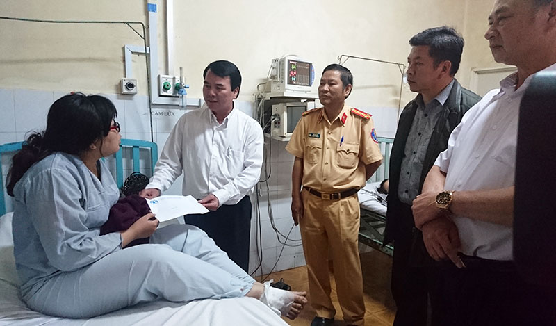 Ông Phạm S, Phó Chủ tịch UBND tỉnh Lâm Đồng, thăm hỏi và trao tiền hỗ trợ cho chị Võ Cao Hồng Thủy đang điều trị tại bệnh viện
