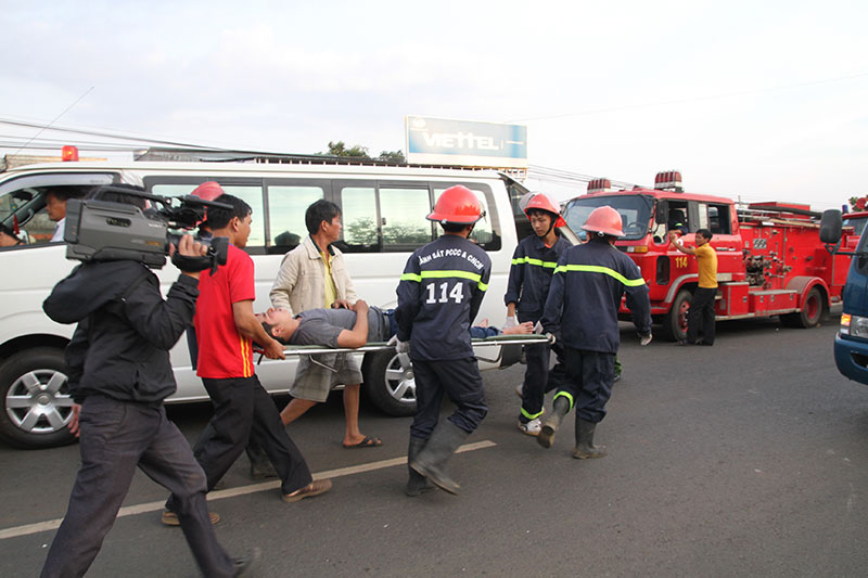 Nạn nhân Trần Minh Trí được đưa ra xe cấp cứu sau gần 3 giờ mắc kẹt trên xe Thành Bưởi