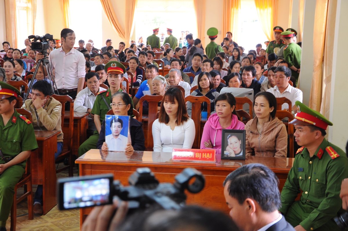 Gia đình người bị hại có mặt tại phiên tòa từ rất sớm - Ảnh: Lâm Thiên