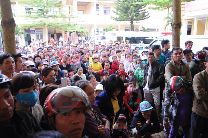 Rất đông người dân đến xem phiên xét xử từ bên ngoài phòng xử án - Ảnh: Lâm Thiên