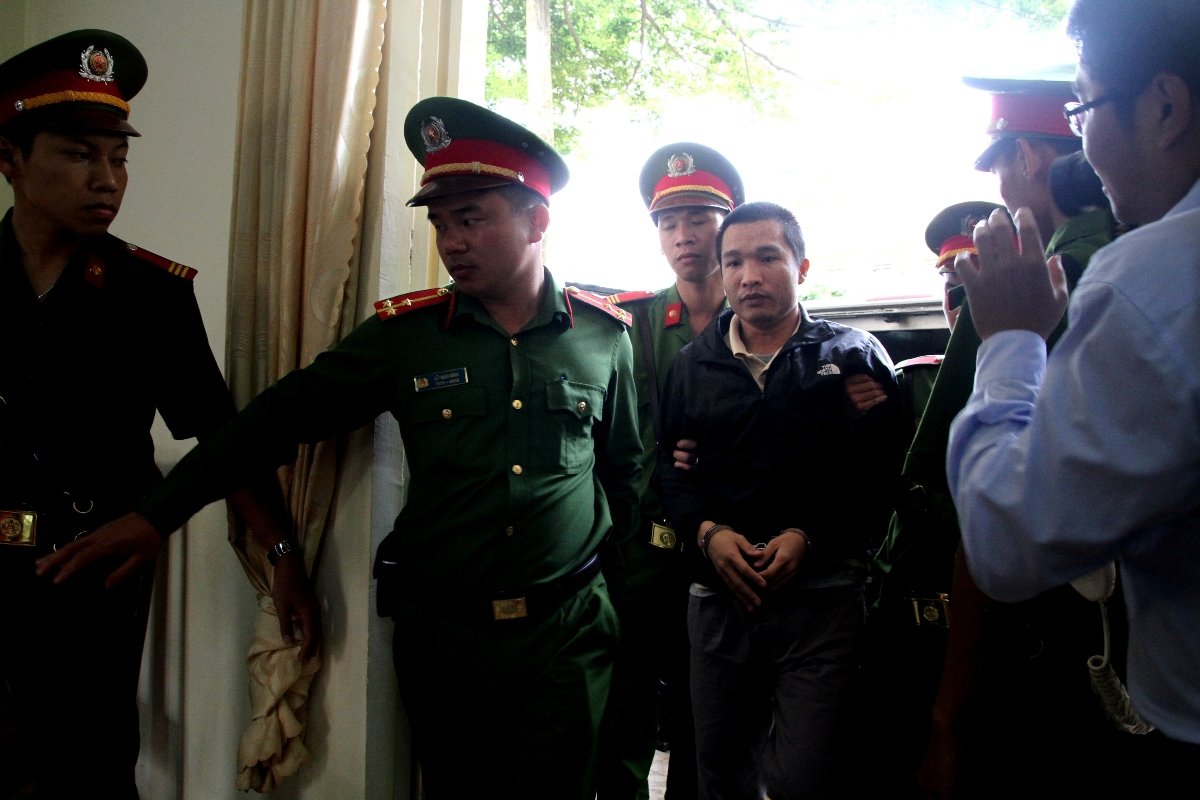 Bị cáo Kiều Quốc Huy được đưa vào phòng xử án - Ảnh: Lâm Thiên