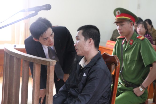 Luật sư bào chữa trao đổi với bị cáo Kiều Quốc Huy trước khi phiên tòa diễn ra - Ảnh: Lâm Thiên