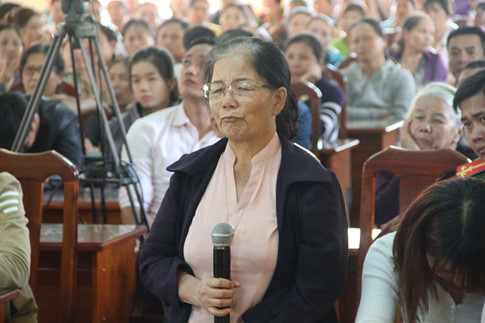 Mẹ của nạn nhân Đỗ Hoàng Bình rơm rớm nước mắt tại tòa