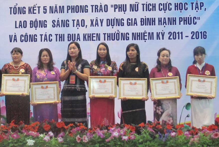 Minh Châu ngoài cùng bên phải là 1 trong 28 Phụ nữ xuất sắc tỉnh Lâm Đồng năm 2016.