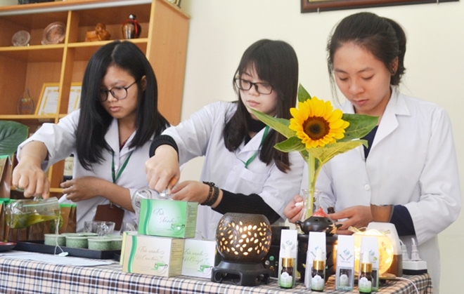 Sinh viên Khoa Sinh học Trường ĐH Đà Lạt đang nghiên cứu sản phẩm trà xanh bột do khoa này sản xuất thương phẩm