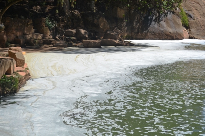 Nguyên nhân thác Cam Ly ô nhiễm là chất thải lỏng và rắn từ nhiều khu dân cư dọc theo các con suối chảy ngang qua thành phố vẫn bị đổ xuống dòng suối chảy về thác, biến thác nước xinh đẹp thuở nào bốc mùi hôi thối. 