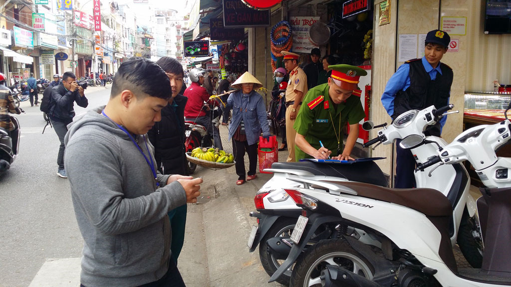 Xử lý xe máy đậu đỗ vi phạm vỉa hè ở đường Phan Bội Châu