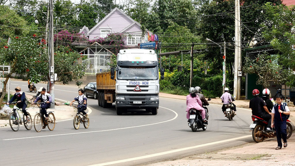 Xe chở alumin và nguyên vật liệu phục vụ Tổ hợp bôxit - nhôm Tân Rai (huyện Bảo Lâm, tỉnh Lâm Đồng) đang di chuyển trên “con đường bôxit” - tỉnh lộ 725 - Ảnh: M.VINH