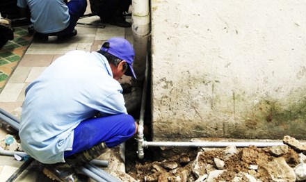 Sửa chữa đường ống nước ở khu vực bị lún nứt đất.