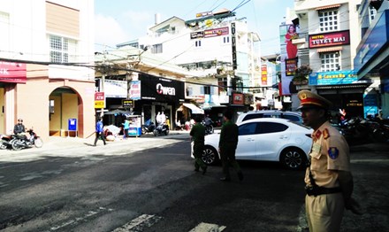 Công an túc trực trên đường Nguyễn Văn Trỗi.