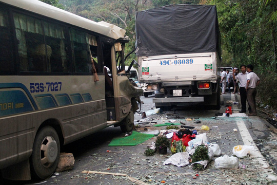 Vụ tai nạn giao thông đặc biệt nghiêm trọng giữa xe khách và xe tải khiến nhiều người thương vong trên Quốc lộ 20 đoạn qua đèo Bảo Lộc (Lâm Đồng).
