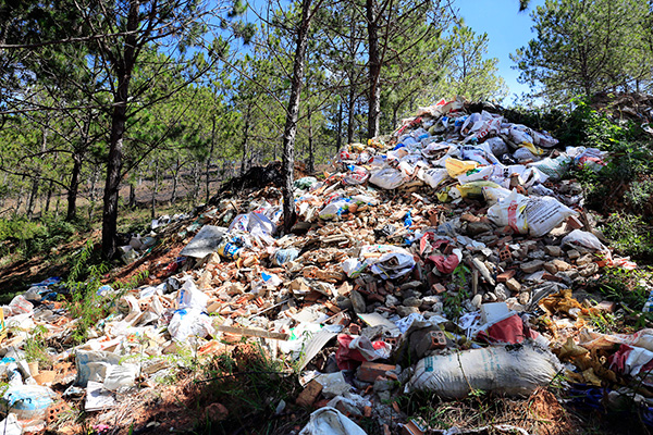 Cả núi rác với đủ các loại rác thải