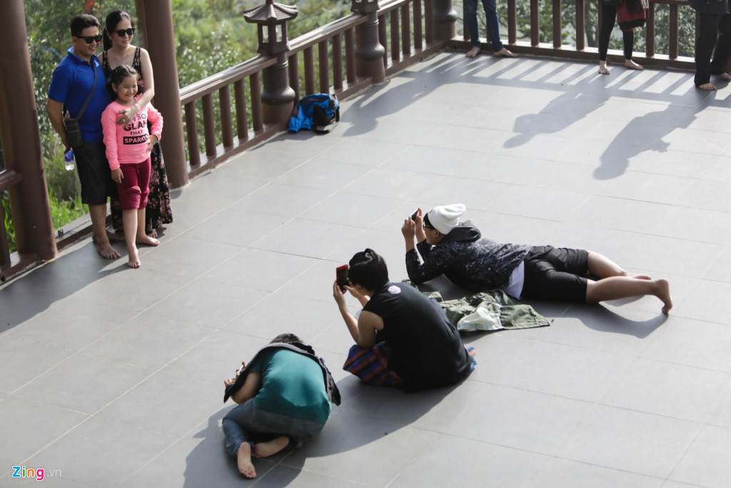 Những hình ảnh du khách nằm bò ra sân chùa chụp ảnh khiến nhiều người khác phải lắc đầu ngán ngẩm.