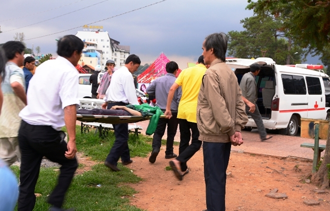 Đưa thi thể nạn nhân về nhà xác Bệnh viện Đa khoa Lâm Đồng