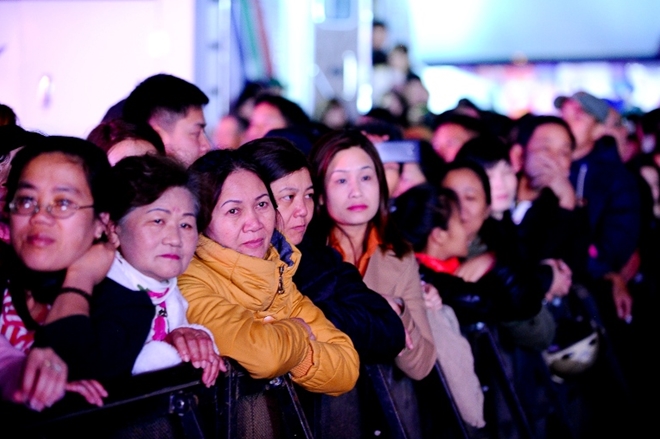 Không có chỗ ngồi, hàng nghìn người mê nhạc Trịnh chen chân đứng suốt buổi để nghe