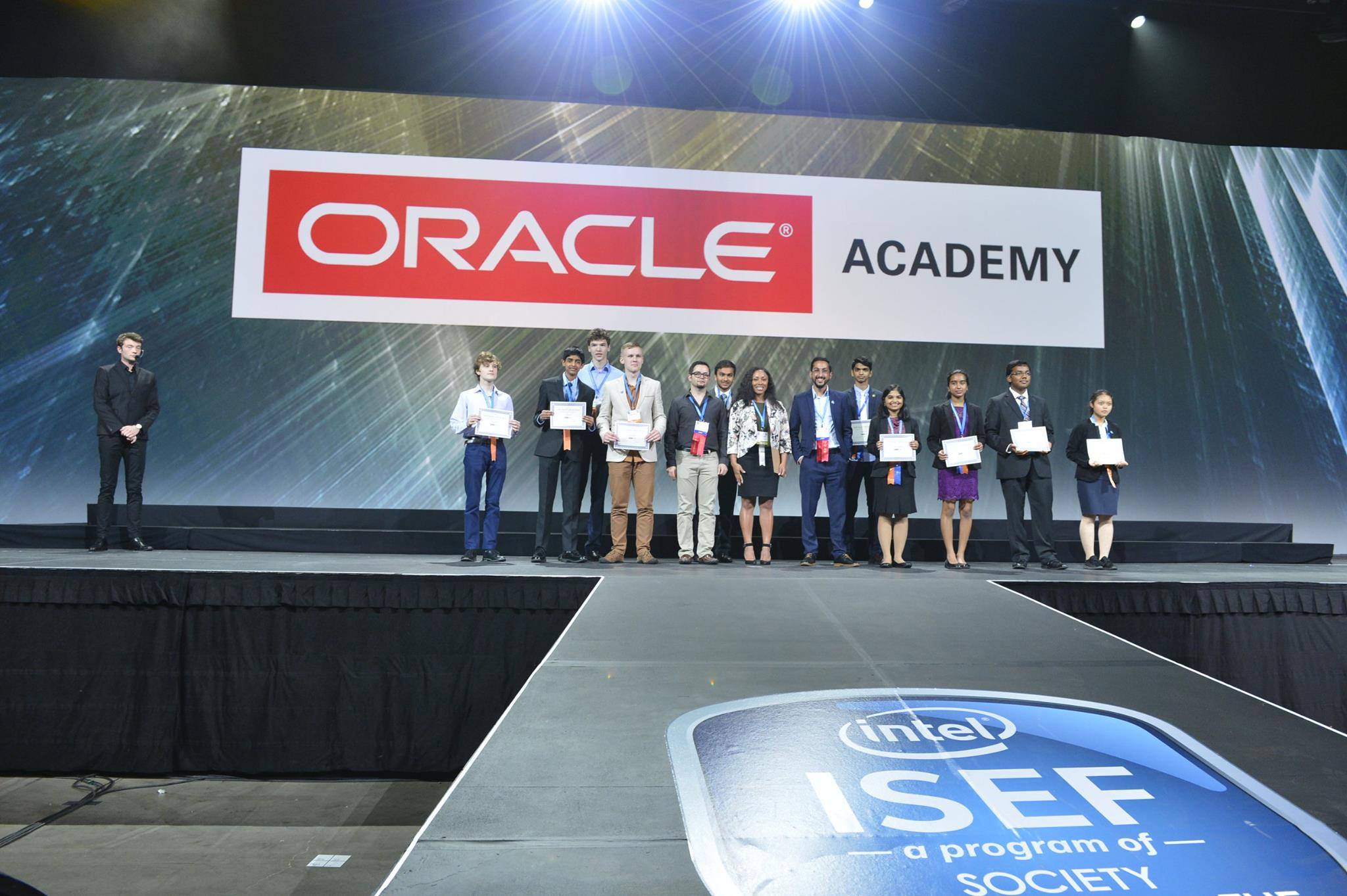 Trần Thị Anh Thư vinh dự nhận giải thưởng của học viện Oracle 