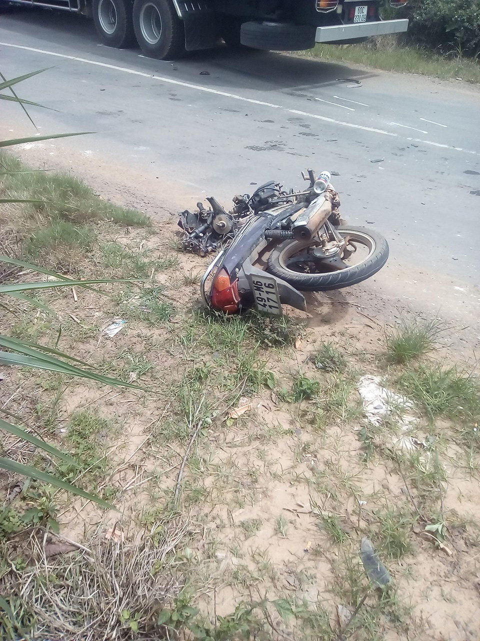 Xe máy bị hư hỏng nặng phần đầu, nam thanh niên nguy kịch, Ảnh. Quang Thái