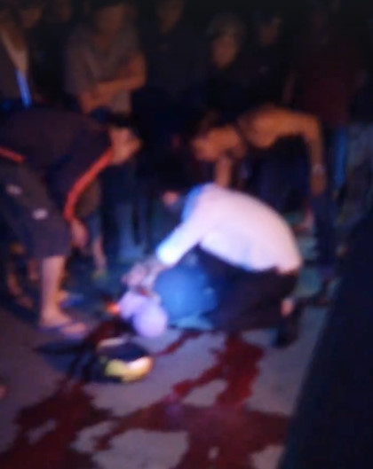Anh Hoàng Anh Ngọc đưa nạn nhân lên xe chở đi cấp cứu - ảnh (chụp từ clip): PV