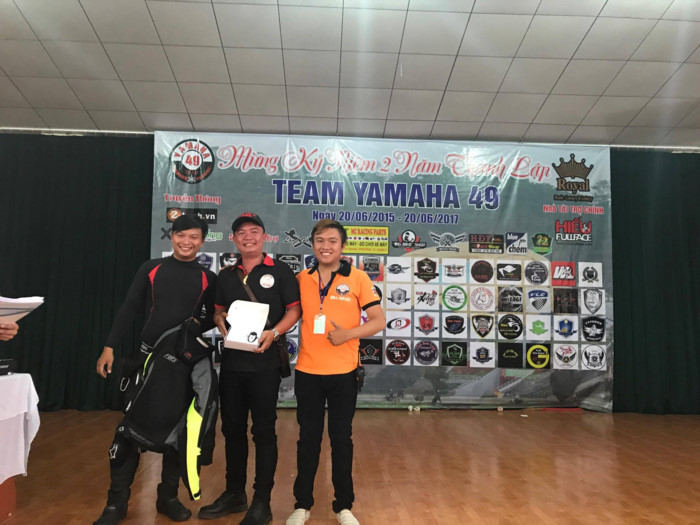  Anh Hoàng (giữa) đại diện CLB Exciter Sài Gòn trong phiên đấu giá, bên trái là đại diện BigBike Shop và bên phải là Team Yamaha 49.