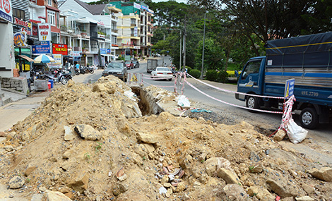 Vị trí này trên đường Hoàng Văn Thụ, TP Đà Lạt, bị đào lên và “giữ nguyên hiện trạng” cả tháng nay.
