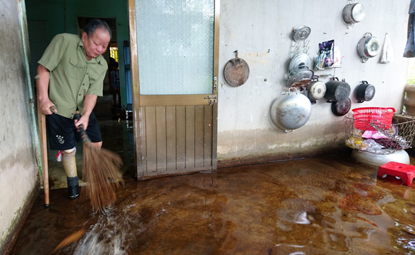 Dù đã rút bớt nhưng nước vẫn còn lênh láng trong nhà ông Nguyễn Quốc Phòng