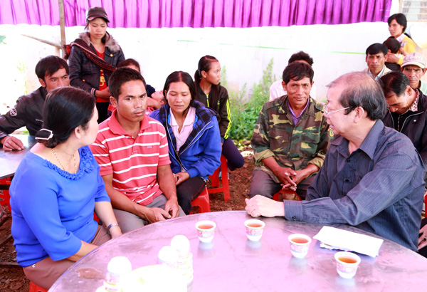 Lãnh đạo UBND huyện Đơn Dương tới thăm hỏi, động viên gia đình hai em học sinh bị đuối nước