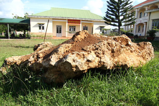 Tảng đá bán quý nặng 20 tấn được tạm giữ tại UBND xã Lộc Tân (Bảo Lâm).
