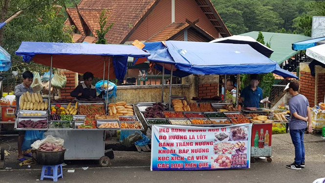 Khu chợ “nướng” bán cả thịt heo rừng. Ảnh: Lâm Viên