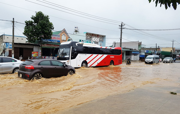 Đoạn đường trên Quốc lộ 20 (thuộc thôn Ánh Mai 3, xã Lộc Châu, TP Bảo Lộc) biến thành “sông”