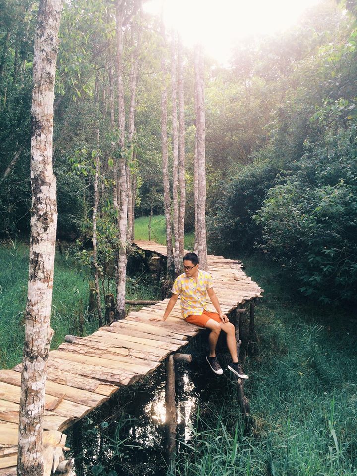 Những chiếc cầu gỗ xuyên rừng tạo không gian kì bí, mới lạ gây thích thú cho các bạn trẻ.