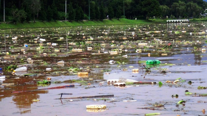 Sau cơn mưa Hồ Xuân Hương toàn rác với rác